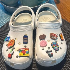 Classic Crocs - Women’s 7, Men’s 5